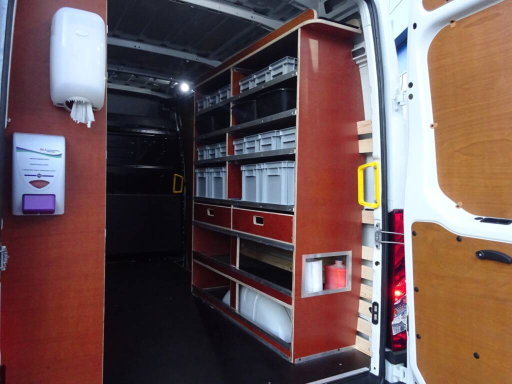 M. De Wit Graafmachine verhuur Iveco laadruimte achter zijkant